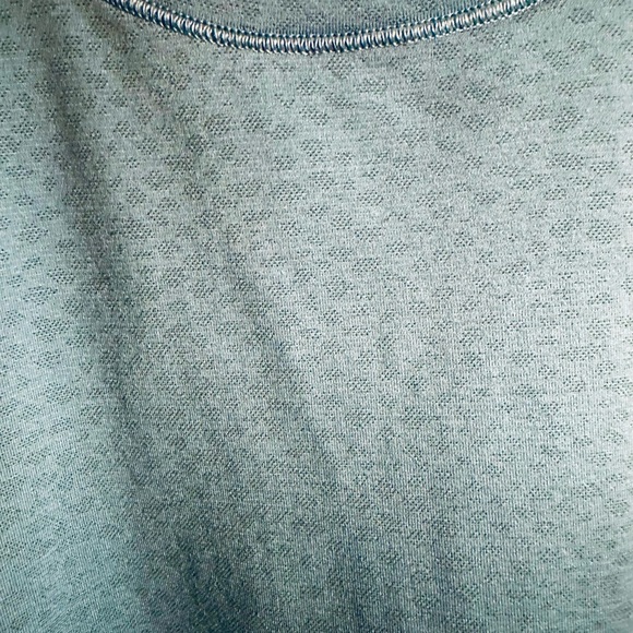 Bundle of 2 Subtle Patterned Large Athleta Momentum Tops in Burgundy & Teal - Picture 12 of 12